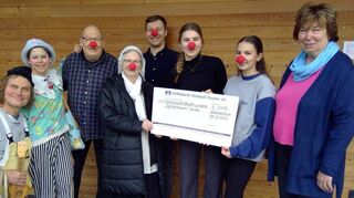 Die Klinik-Clowns gemeinsam mit Vertretern der Freunde und Förderer des Caritas-Krankenhauses sowie der SMV des Gymnasiums und Schulleiterin Christiane Ballas-Mahler.