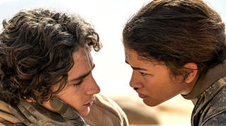 Zendaya als Chani und Timothee Chalamet als Paul Atreides in dem Film „Dune: Part Two“, der am 29. Februar die deutschen Kinos kommt.