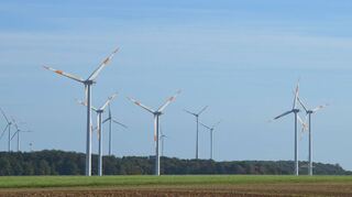 Im Wenkheimer Gewann „Erdfeld“ stehen neun Windräder. Der Windpark wechselte im vergangenen Jahr den Besitzer. Er wurde an das norwegische Unternehmen Statkraft verkauft. Mitarbeiter stellten das Unternehmen und dessen Ziele vor. Im Hintergrund sind die Anlagen von Neubrunn zu sehen.