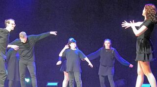 Fein austarierte Tanzperformance-Elemente ergänzen Wort, Gestik und Bewegung der Akteure.