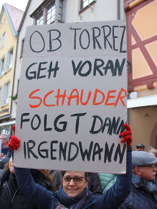 Demonstrantin kritisiert Landrat Schauder und fordert OB Herrera Torrez zum Handeln auf.