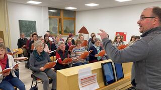 Chorleiter Horst Berger und der Kirchenchor bei der Probe im Kindergarten St. Josef. Sie bereiten sich auf die Aufführung des Oratoriums „Adam“ vor.
