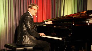 Mit dem Pianisten, Musikkomödianten, Improvisationskünstler und Entertainer Felix Reuter sowie dessen Soloprogramm „Die verflixte Klassik“ fand die Kleinkunstsaison 2024 der Stadt Bad Mergentheim im Kulturforum eine brillante, amüsante und hoch unterhaltsame Fortsetzung.