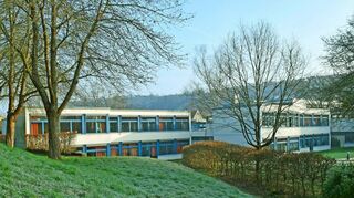 Blick auf den „Schulpavillon K“ (Gebäude links), der aktuell leersteht und der Sanierung harrt.