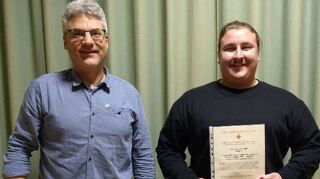 Für 25 Blutspenden mit der Blutspenderehrennadel in Gold samt Urkunde vom Deutschen Roten Kreuz wurde Timo Pittner ausgezeichnet.