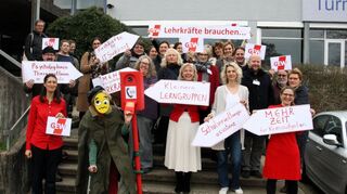 „SOS – Notruf von Lehrkräften!“: Unter diesem Slogan stand eine Aktion der Gewerkschaft Erziehung und Wissenschaft (GEW) am Dienstag bei der Turmbergschule in Königshofen.