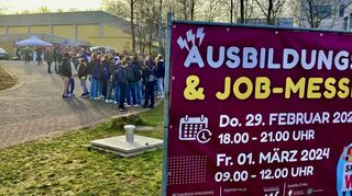 Riesige Schülergruppen kurz vor dem Startschuss am Freitagmorgen vor der Weikersheimer Sporthalle an der Laudenbacher Straße. Am Donnerstagabend war hier fast kein Durchkommen mehr.