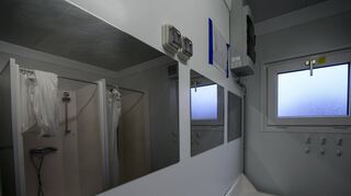 Aus einem „Flüchtlingscamp“ (im Bild der Badbereich einer mobilen Lösung) in eine Wohnung als „Anschlussunterbringung“ – Aufgabe der Kommunen.