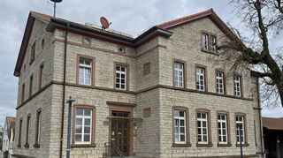 Die Grundschule in Merchingen: Sie ist zu klein. Deshalb machte die Stadt vergangene Woche den ersten Schritt in Richtung Neubau. Allerdings müssen noch viele Fragen geklärt werden.
