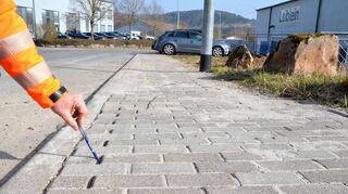 Die Lücke zwischen den Pflastersteinen ist breiter als ein Kugelschreiber. Das ist nur einer der Mängel, die Bauamtsleiter Daniel Emmenecker bei den Arbeiten zum Breitbandausbau in Hardheim festgestellt hat. In der vergangenen Woche hat er deshalb einen Baustopp angeordnet.