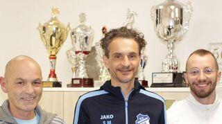 Edgar Klärle (links/erste Mannschaft) und Steffen Markert (Mitte/zweite Mannschaft) sind ab 2024/25 Trainer beim SV Wachbach. Rechts im Bild ist Abteilungsleiter Jan Thomas.