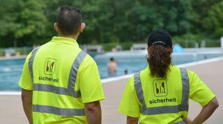 Im Freibad Au wird ein Sicherheitsdienst tätig.