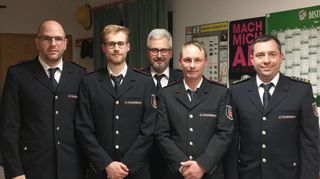Ehrungen und Beförderungen bei der Feuerwehr Dienstadt (von links): Raffael Köhler, Andreas Häfner, Kuno Zwerger, Sascha Steinborn und Stefan Lindtner