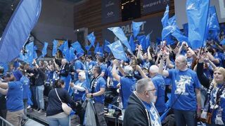 Rund 300 Fans aus Crailsheim trugen einen großen Teil dazu bei, dass in der Würzburger „Turnhölle“ eine fantastische Atmosphäre herrschte.