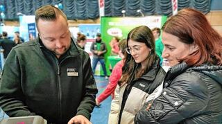 Informationen zu Ausbildungsmöglichkeiten zu erhalten war den Jugendlichen oft wichtiger, als ein kleines Geschenk zu bekommen. Wer wollte, konnte vor der Halle ein paar Runden mit dem Segway drehen.