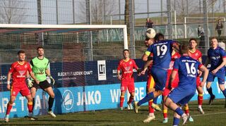 Dem FSV Hollenbach (in Blau) fehlte gegen Pforzheim das Spielglück.