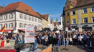Mehr als 1500 Menschen waren auf den Bad Mergentheimer Marktplatz gekommen.