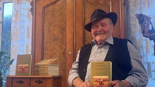 Landwirt und Museumsbesitzer Bertold Hollenbach mit seinem Buch „Das war einmal und kommt nicht mehr“.