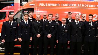 Feuerwehrkommandant Stefan Lindtner (links) und Abteilungskommandant David Klinger (rechts) gratulierten den frisch gewählten und beförderten Feuerwehrleuten der Abteilung Stadt der Feuerwehr Tauberbischofsheim (von links): Helmuth Hofer (stellvertretender Abteilungskommandant), Felix Hönninger, Simon Forst, Dennis Klinger, Tobias Jekeli, Kuno Zwerger (stellvertretender Bürgermeister), Wolfgang Münch, Sven Schädel, Andreas Gerbeth, Hagen Weigand und Tizian Hartmann (stellvertretender Abteilungskommandant).