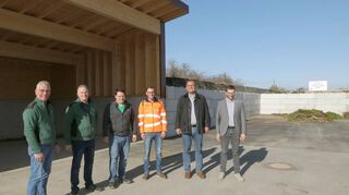 Am neuen Grüngutplatz in Höpfingen am Maschinenringareal an der alten Biogasanlage freuten sich über die Eröffnung (von links) Matthias Berberich, Burkhard Trabold und Pascal Bier vom Maschinenring, Florian Roos und Dr. Mathias Ginter von der KWiN und Bürgermeister Christian Hauk.