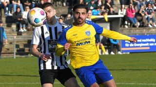 Der SV Königshofen (gelbes Trikot) behielt gegen den SV Nassig überraschend klar die Oberhand.