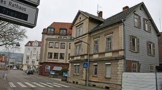 Direkt neben dem Neuen Rathaus befindet sich das Gebäude, das samt dahinterliegendem Ex-Bali-Kino, für die Verwaltung nutzbar gemacht wird.