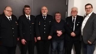 Ehrungen standen bei der Abteilungswehr Dörlesberg auf dem Programm. Das Bild zeigt (von links): Stadtbrandmeister Torsten Schmidt, Abteilungskommandant Helmut Ballweg, die für 50 Jahre Mitgliedschaft geehrten Bernhard Zeltner, Bernhard Väth und Willibald Goldschmitt sowie Ortsvorsteher Udo Schlachter.