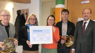 Über den Erfolg der Bronnbacher Konzerte vom Kiwanis Club Tauberfranken und der dadurch ermöglichten Spende an die Musikschule Wertheim über deren Förderverein freuten sich Franz Rhein, Tanja Lohmeyer, Martina König, Stefan Blido und Michael Kropp.
