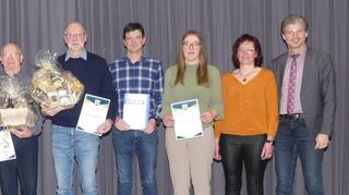 Ehrungen: Die anwesenden Geehrten mit Vorstandsmitglied Fabian Mittnacht (links), Vorstandsmitglied Corinna Landwehr (Zweite von rechts), Bürgermeister Frank Menikheim (rechts), Hans Kemmer und Reinhold Landwehr (beide mit Geschenkkorb).
