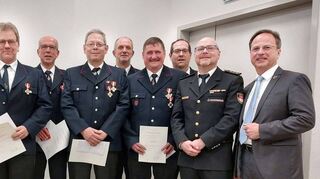 Die Geehrten (von links): Kommandant Daniel Hügel, Verbandsvorsitzender der Kreisfeuerwehr Sebastian Quenzer, Hans-Peter Wachter, Arno Hügel, Armin Stauch, Hubert Hügel, Friedbert Hügel, Jürgen Stauch, Kreisbrandmeister Andreas Geyer und Bürgermeister Joachim Döffinger. Es fehlt Dieter Lahmers.