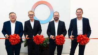 Neue Geschäftsräume in Singapur eröffnet (von links):Geschäftsführer von Lauda Singapore, Teck Chia Lee, Geschäftsführer der Deutsch-Singapurischen Handelskammer, Dr. Tim Philippi, Lauda Geschäftsführender Gesellschafter Dr. Gunther Wobser und Lauda Geschäftsführer Dr. Ralf Hermann.