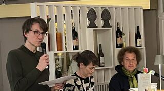 „Literatur im Schloss“ mal ganz intim: Kurator Ulrich Rüdenauer stellt im ausverkauften Schlosscafé den Ingeborg-Bachmann-Preisträger Jan Peter Bremer zusammen mit Moderatorin Beatrice Faßbender vor.