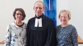 Geschätzter Seelsorger: Igersheims Pfarrer Uwe Krauß (links seine Frau Christiane). Kirchengemeinderatsvorsitzende Angelika Wolfarth würdigte seinen hohen Einsatz für die Menschen.