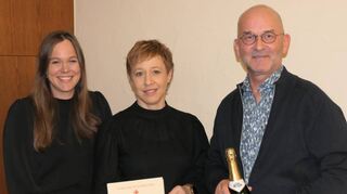 Für inzwischen 80 Blutspenden wurde Claudia Pohl (Mitte) von Katharina Kraft (DRK Sonderriet) und Ortsvorsteher Udo Kempf geehrt.