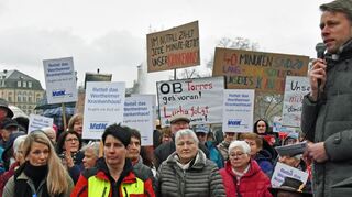 Oberbürgermeister Markus Herrera Torrez bei der Kundgebung in Stuttgart.  Bilder: Gerd Weimer