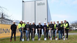 Mit dem symbolischen Spatenstich fiel am Donnerstagmorgen der Startschuss für das neue Ausbildungszentrum im Braun-Werk in Walldürn. Das Bild zeigt die Verantwortlichen gemeinsam mit Werksleiter Stefan Brünner (Vierter von links), Landrat Dr. Achim Brötel (Sechster von links) und Bürgermeister Meikel Dörr (Siebter von links).