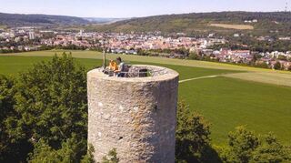 Links: Im Juni 2020 setzte der Bad Mergentheimer Fotograf Philipp Reinhard den Wartturm im Auftrag der Stadt in Szene. Rechts: Im Sommer 2021 besuchten die niederländischen Familien-Reiseblogger von „Reishonger“ den Wartturm.