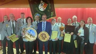 Die Sieger der Ehrenscheiben und der Seniorenpokale mit Schießleiter Lauer, OSM Schweizer und Schützenmeister Groß.