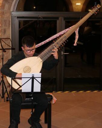 Beim Konzert präsentierten die Teilnehmenden ihre Beiträge für den Landeswettbewerb „Jugend musiziert“. Davide Bajo spielte dabei die Erzlaute.