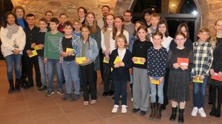 Stolz über den Erfolg beim Wettbewerb „Jugend musiziert“ sind die Musikschüler, die beim Konzert am Mittwoch geehrt wurden, sowie ihre Lehrer und Vertreter von Stadt und Förderverein.