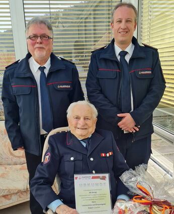 Robert Loster ist seit 80 Jahren Mitglied der Rippberger Feuerwehr und wurde dafür von Abteilungskommandant Marcel Daubner und dem Leiter der Alterswehr, Armin Langner, geehrt.