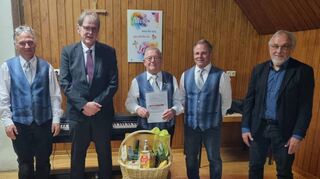 Willy Egner (Mitte) wurde für 65 Jahre Singen beim Männergesangverein Wermutshausen-Ebertsbronn geehrt.