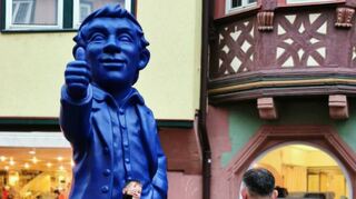 Zurück in der Stadt – dieses Mal auf dem Marktplatz – wird der Optimist wieder zum beliebten Fotomotiv. An der Ecke Bahnhofstraße und Bismarckstraße hatte er dann seine Ruhe vor den „Selfiefotografen“. Seit Wochen steht er nun vor der Rotkreuzklinik und versucht jeden Tag aufs Neue ein klein wenig Optimismus in der schwierigen Zeit zu verbreiten.