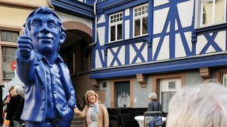 Noch die Hülle zu Füßen war der Optimist Mitte April 2022 eines der am meisten fotografierten Objekte in Wertheim – und das blieb er vor allem bei Touristen so, bis er im Juli 2023 wegmusste und an der Eichler Schleuse wieder auftauchte. „Der sieht aus, als wolle er trampen“, kam dann oft als Kommentar. Vor der Michaelismesse begrüßte er Anfang Oktober die Besucher.