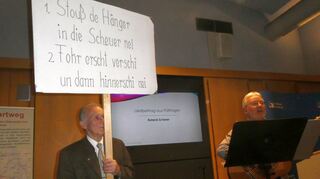 Roland Scherer aus Pülfringen trug ein Lied zum Mitsingen vor. Hans Slama vom Heimat- und Verkehrsverein Mudau hielt dazu die Texttafel.