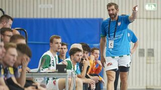 Sven Rüffer (stehend ), Trainer des TV Friedrichsfeld, will die zwei Punkte am Sonntag zu Hause behalten.