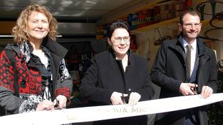 In der JVA Adelsheim öffnet demnächst das „Knastlädle“. Auf dem Bild durchschneiden Amtsleiterin Katja Fritsche, Ministerin Gentges und Bürgermeister Bernhardt das symbolische Band.