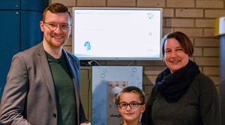 Zu Beginn der zweijährigen Projektlaufzeit wurde in jeder teilnehmenden Schule ein leitungsgebundener Trinkwasserspender mit Messgerät und Info-Screen installiert. Mit den zur Verfügung gestellten Trinkflaschen erhalten die Schulkinder einen einfachen Zugang zu Trinkwasser.