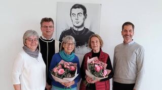 Ehrung: Das Bild zeigt (von rechts) Hausoberen Michael Raditsch, Ehrenamtliche Barbara Gramlich, Ehrenamtliche Dora Hörner, den katholischen Krankenhauspfarrer Hubert Klimek sowie Inge Friedrich (Leiterin des Ehrenamts).