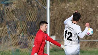 Der Anfang vom Ende: Zwar erzielt Leonard Popp hier das 1:0 für Markelsheim/Elpersheim, doch danach musste nicht nur der Torschütze, sondern auch Tobias Schieser verletzt vom Platz. Am Ende siegte Mulfingen/Hollenbach II mit 4:1.